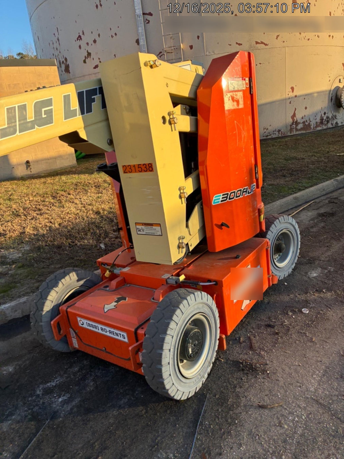 2022 JLG E300AJP