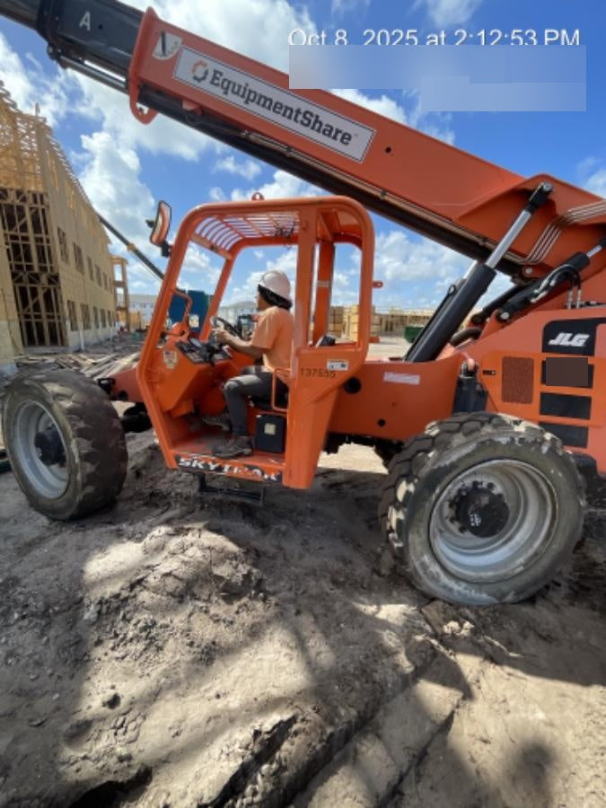 2021 JLG 8042