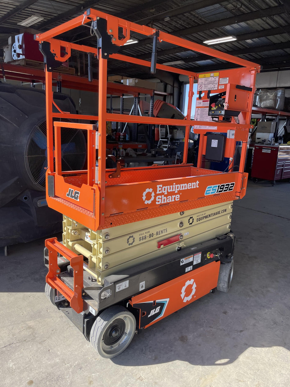 2023 JLG ES1932