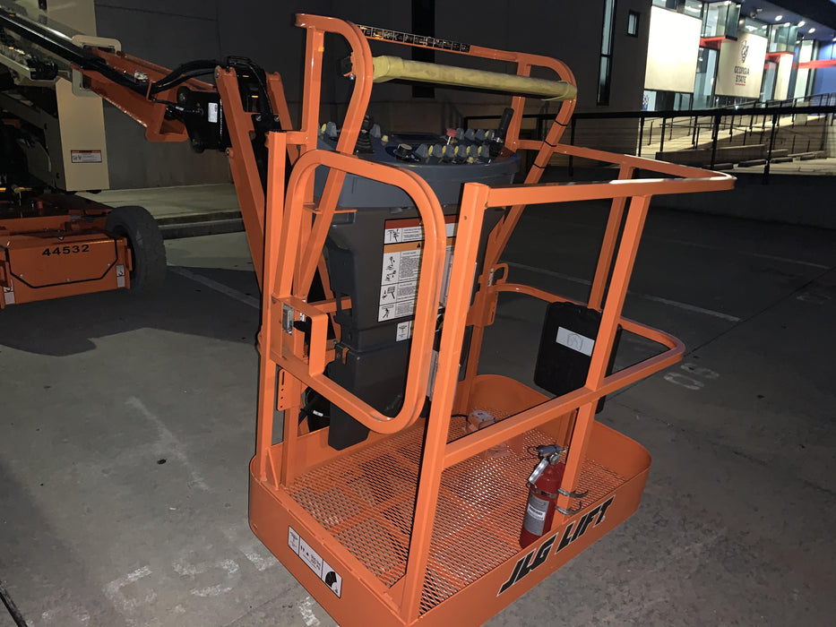 2019 JLG E300AJP