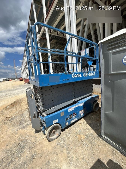 2019 Genie GS-4047 Folding rails with half height swing gate