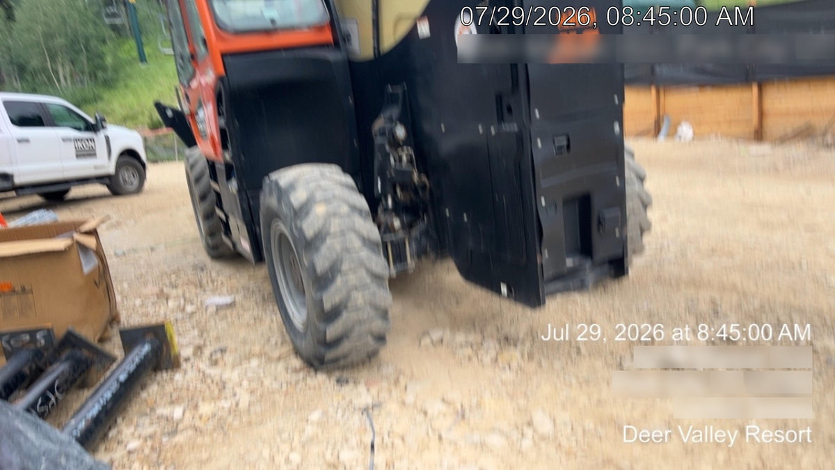 2022 JLG 1075