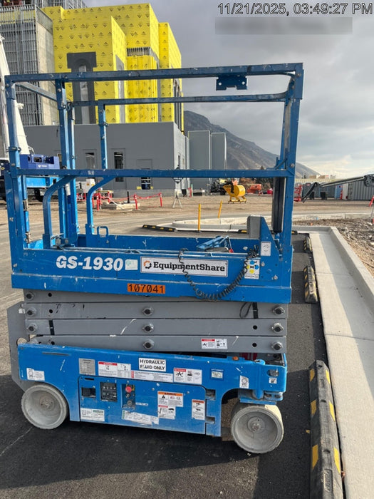 2020 Genie GS-1930 Solid Non Marking Tires, Beacon, Folding rails with half height swing gate, 800W Inverter