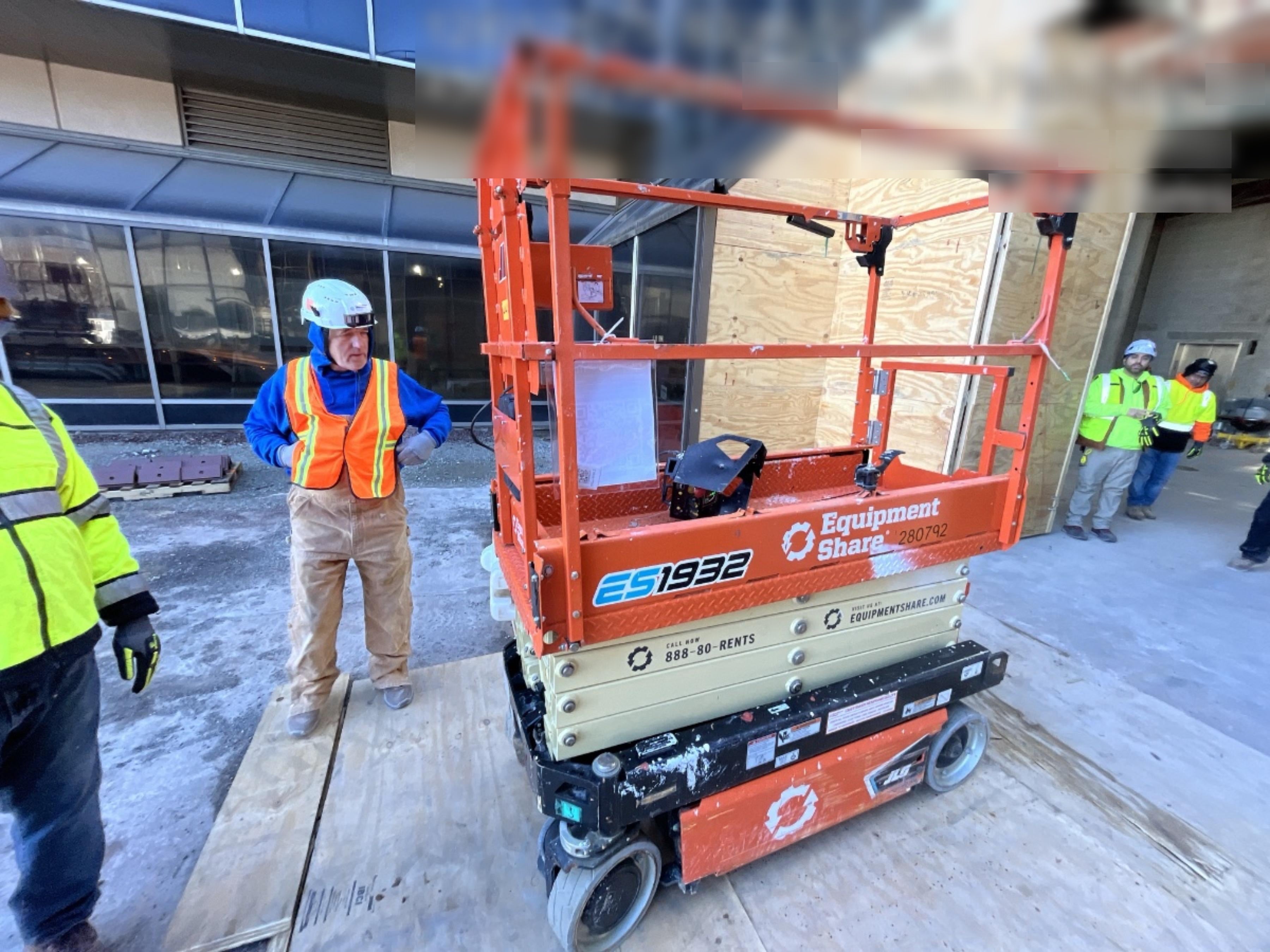2022 JLG ES1932