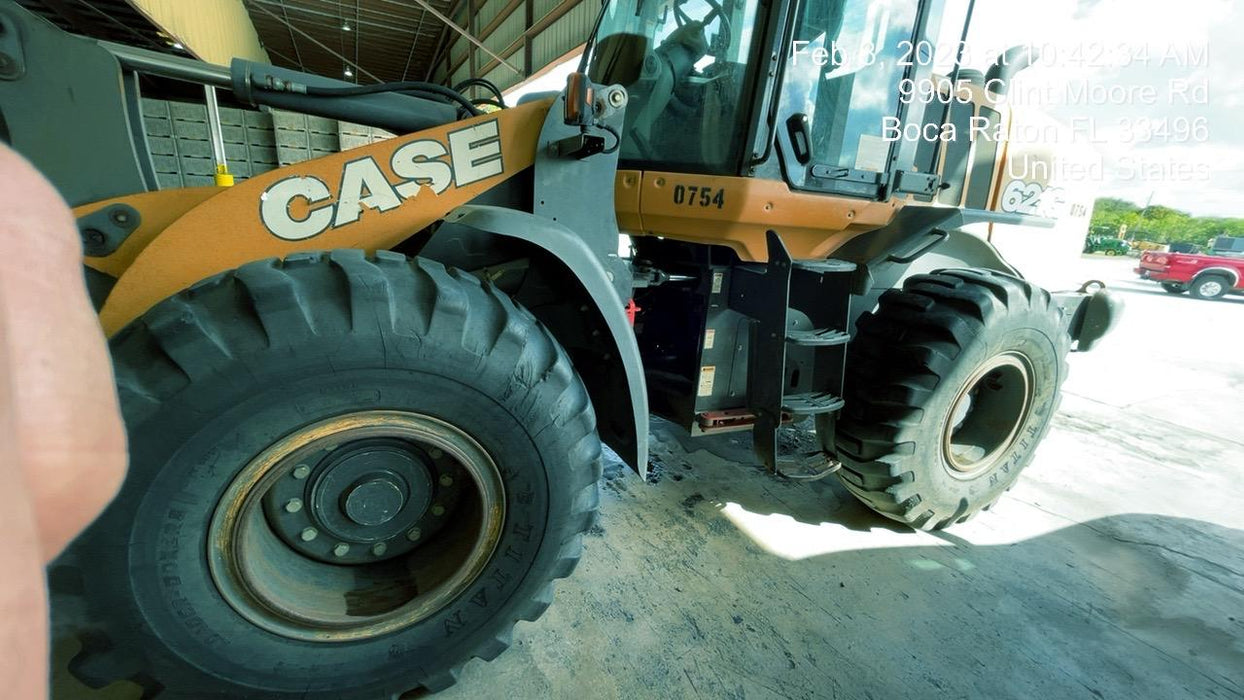 2017 Case 621G CLOSED CAB, JRB 416 STYLE HYD COUPLER