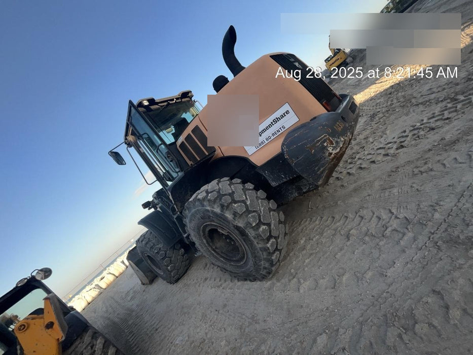 2018 Case 821G CLOSED CAB, JRB 418 STYLE HYD COUPLER