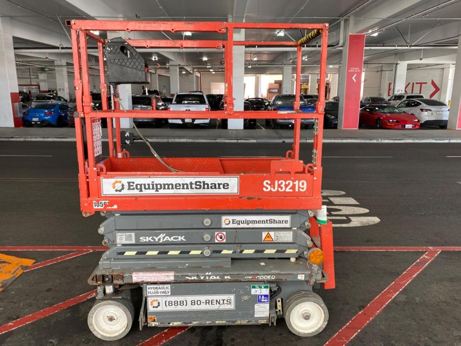 2020 Skyjack SJIII-3219 Solid NM Tires, Half height spring hinged entry gate, Dual Beacons, 800W Inverter