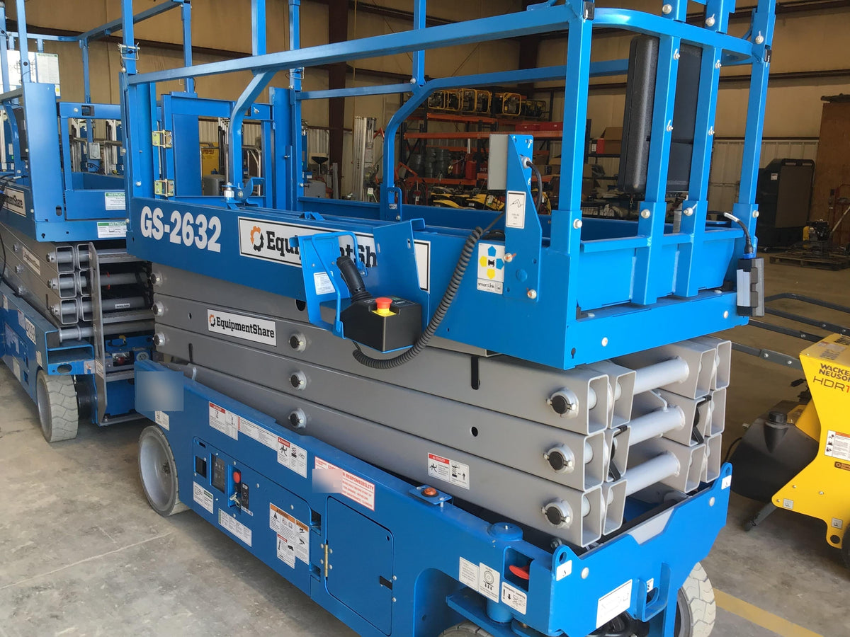 2019 Genie GS-2632 Folding rails with half height swing gate