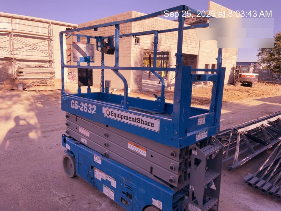 2019 Genie GS-2632 Folding rails with half height swing gate