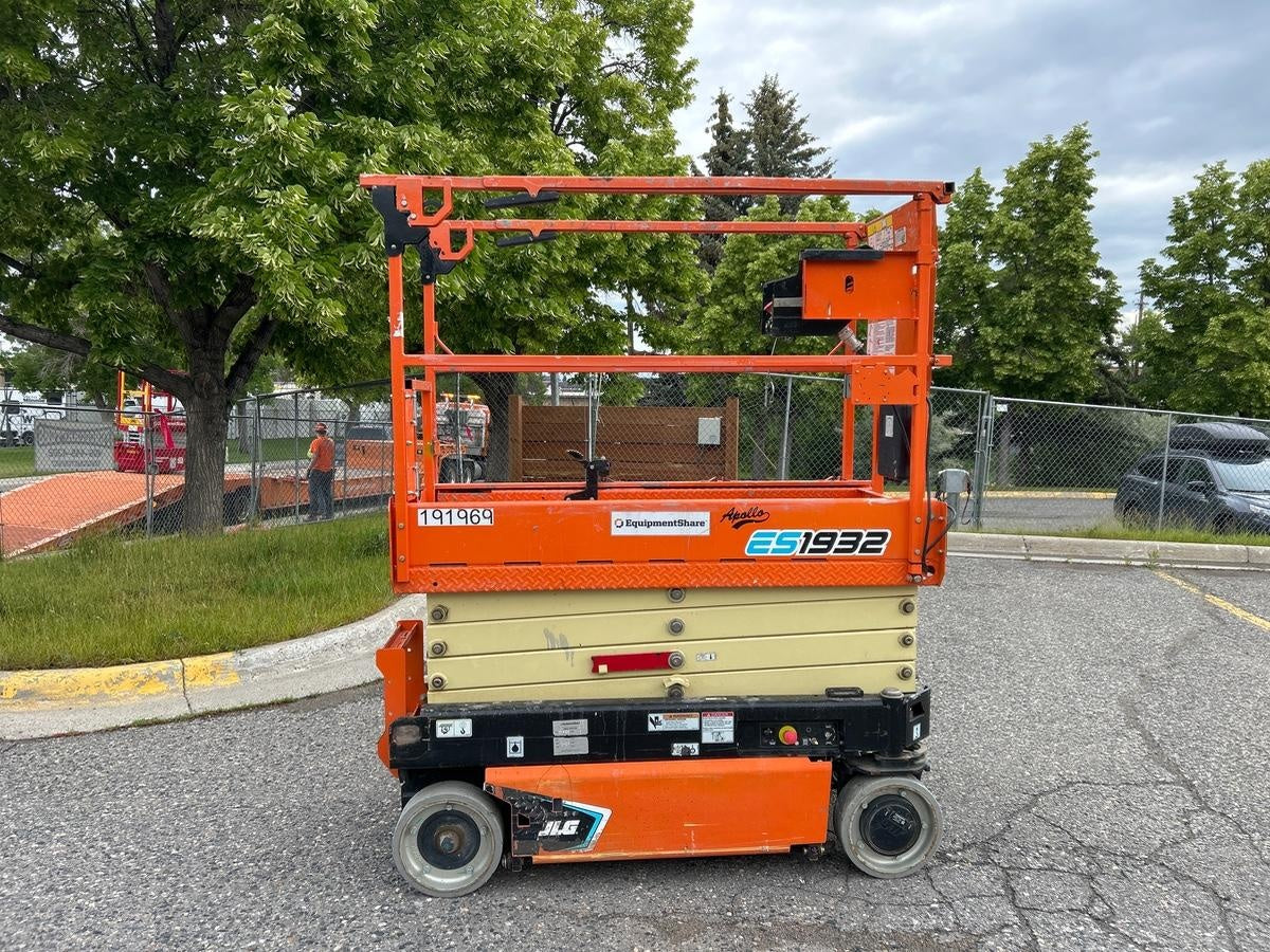 2021 JLG ES1932