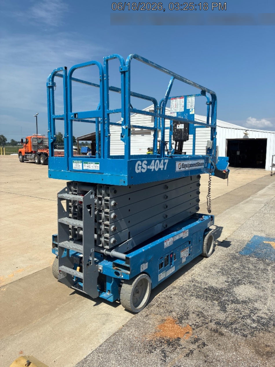 2019 Genie GS-4047 Folding rails with half height swing gate