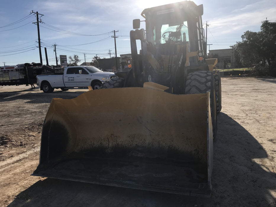 2019 John Deere 524L Cab/Heat/AIR, 3rd Function Hydraulics, Hydraulic JRB QC 2.75 Yd. Bucket, 60" Carriage/72" Forks