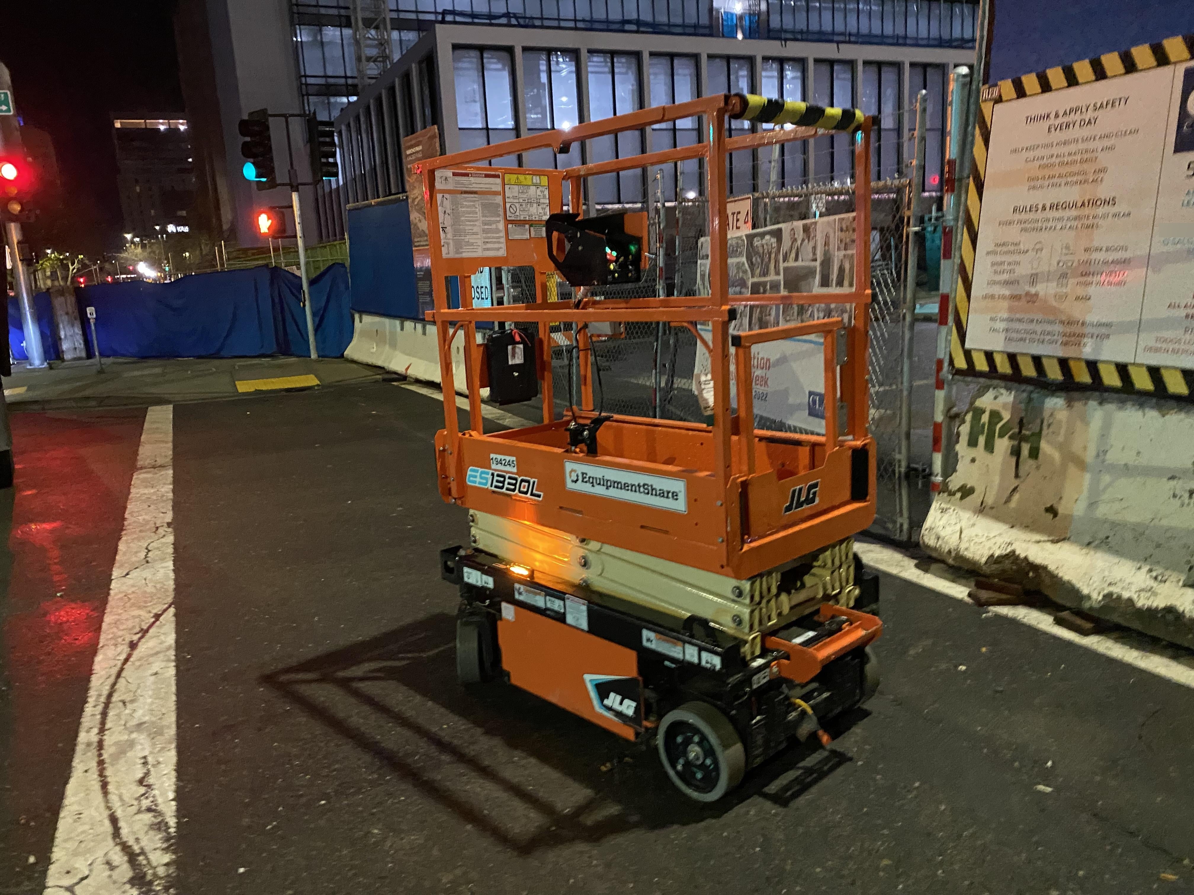 2021 JLG ES1330L