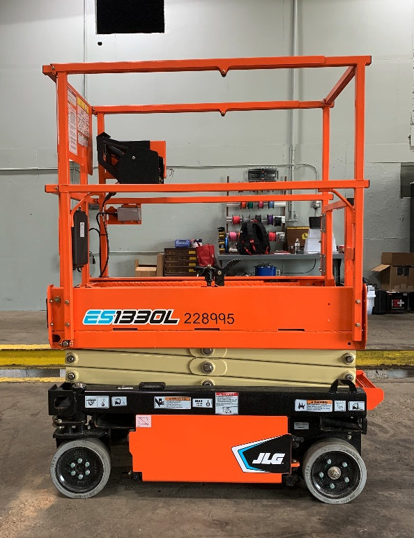 2022 JLG ES1330L