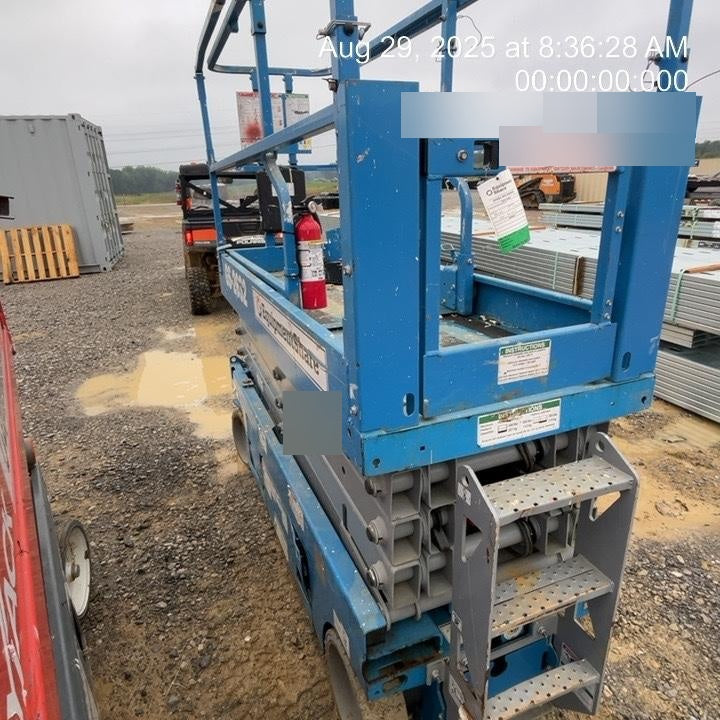2019 Genie GS-2632 Folding rails with half height swing gate