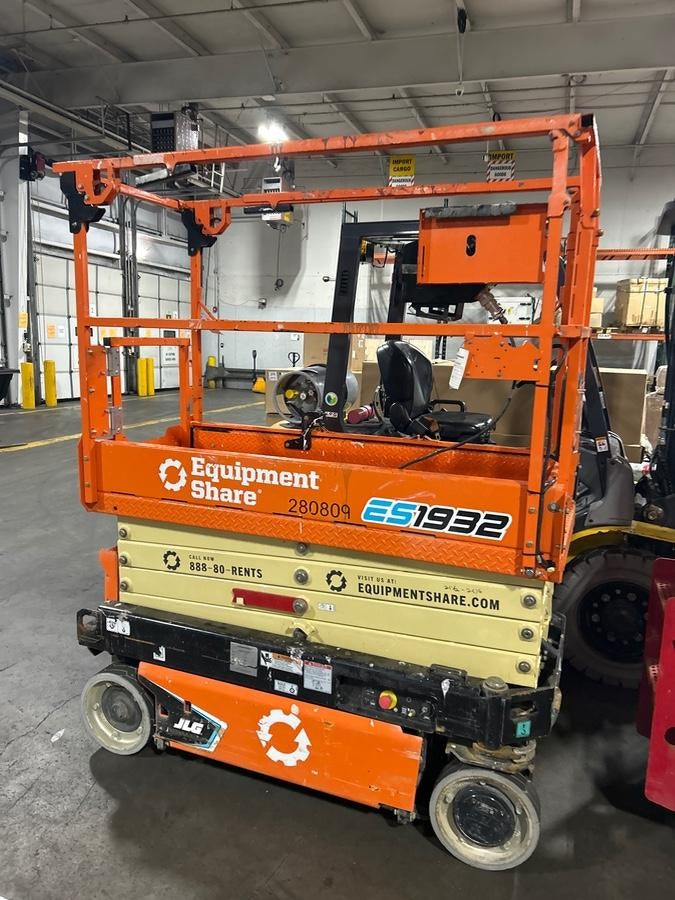 2022 JLG ES1932