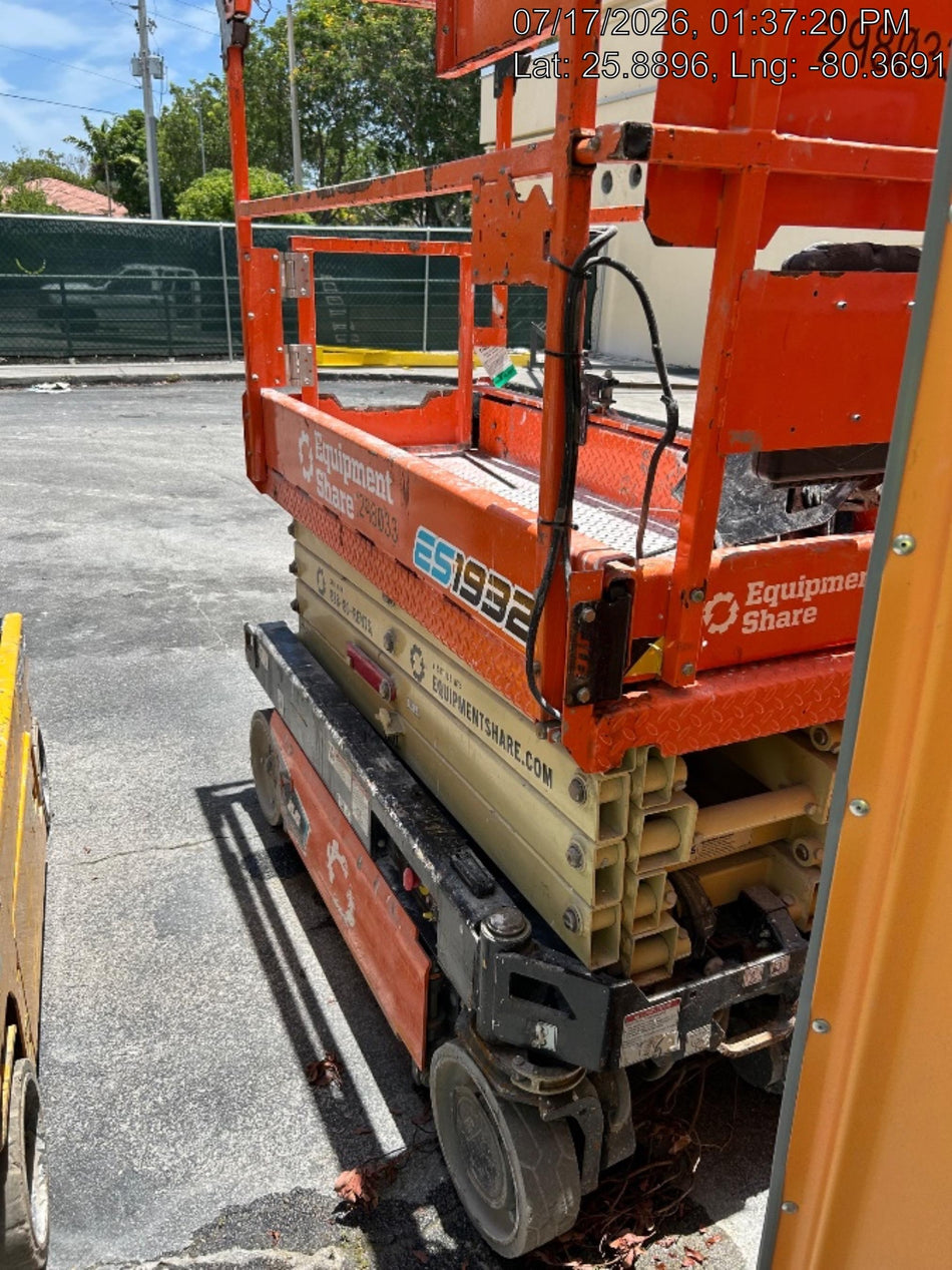 2023 JLG ES1932