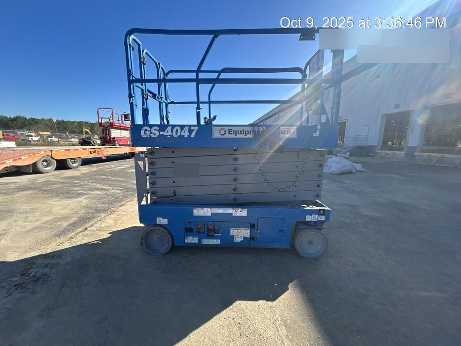 2019 Genie GS-4047 Folding rails with half height swing gate