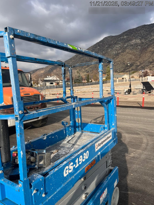 2020 Genie GS-1930 Solid Non Marking Tires, Beacon, Folding rails with half height swing gate, 800W Inverter