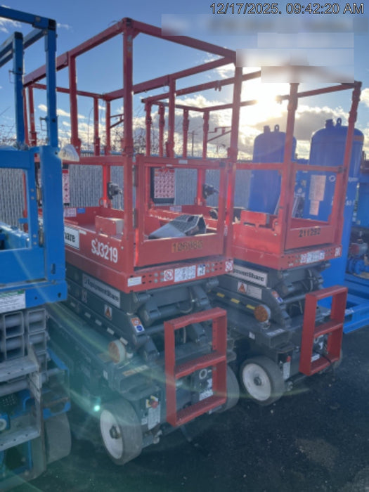 2020 Skyjack SJIII-3219 Solid NM Tires, Half height spring hinged entry gate, Dual Beacons, 800W Inverter