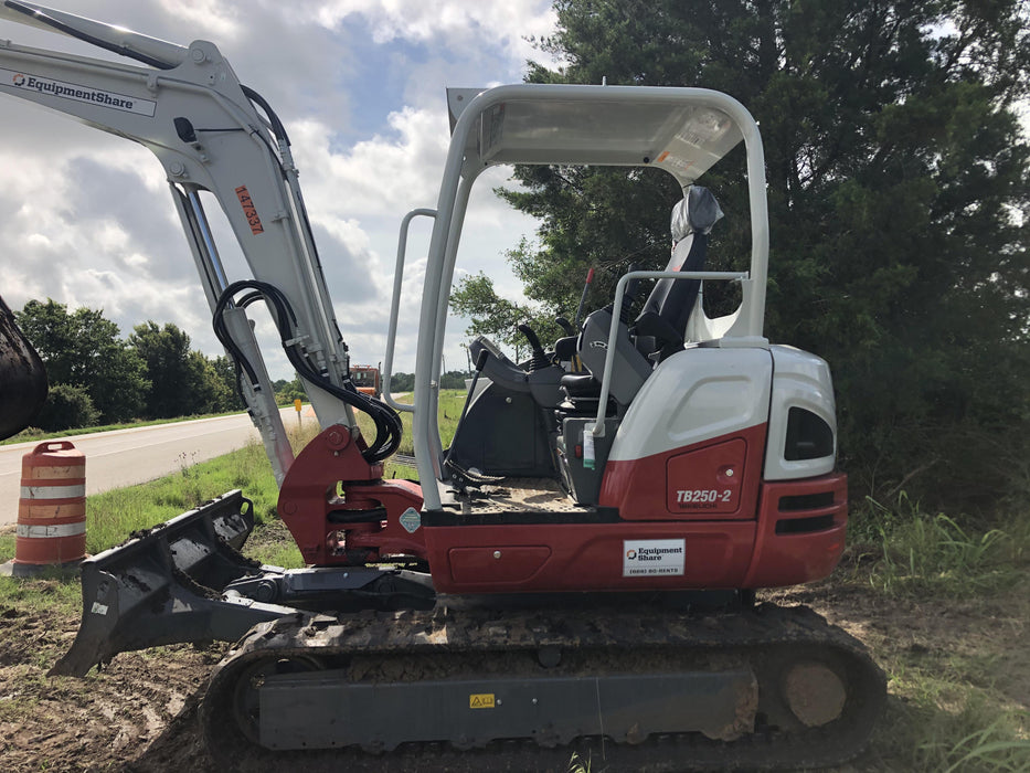 2021 TAKEUCHI TB250-2