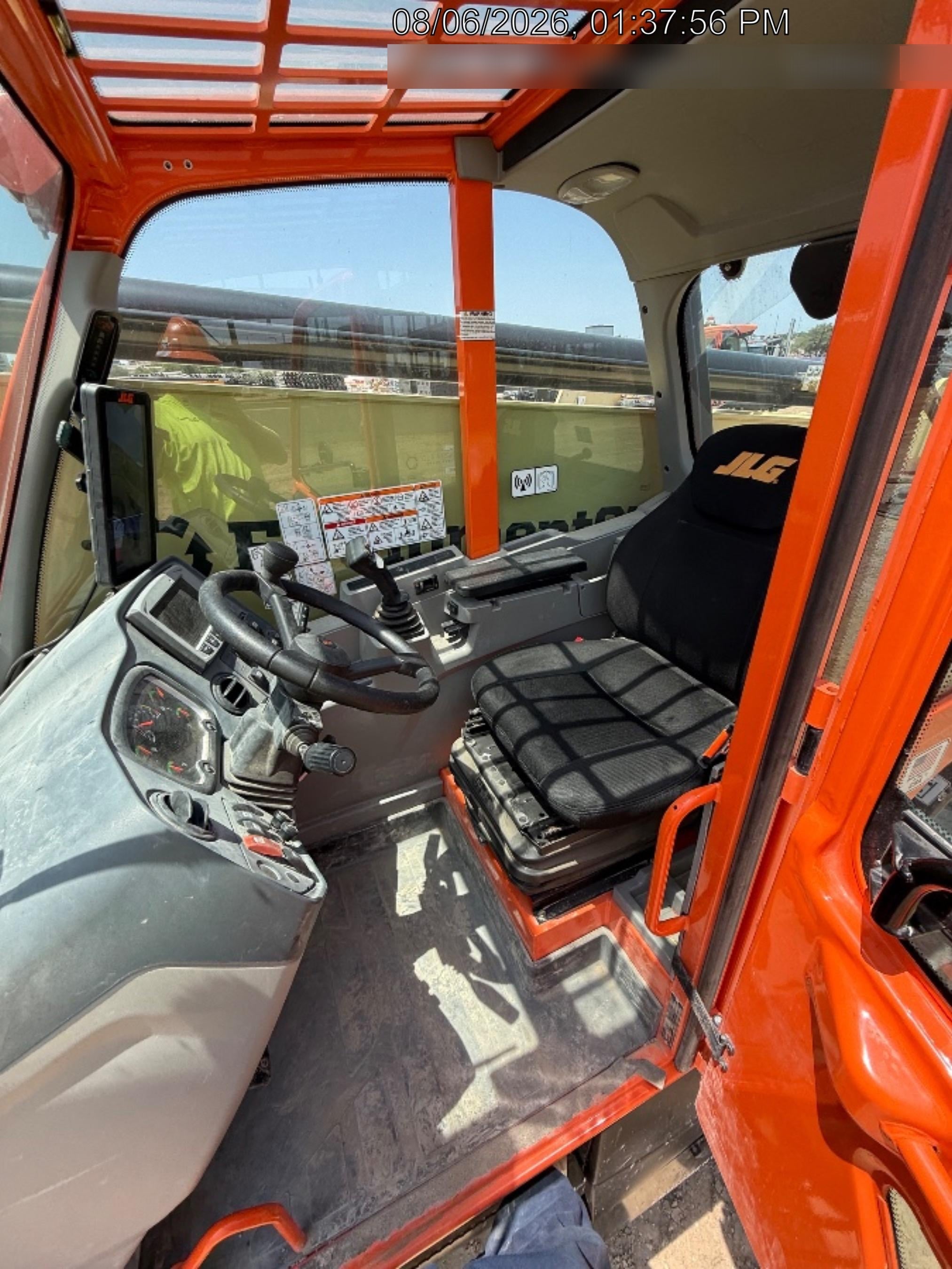 2025 JLG 1075