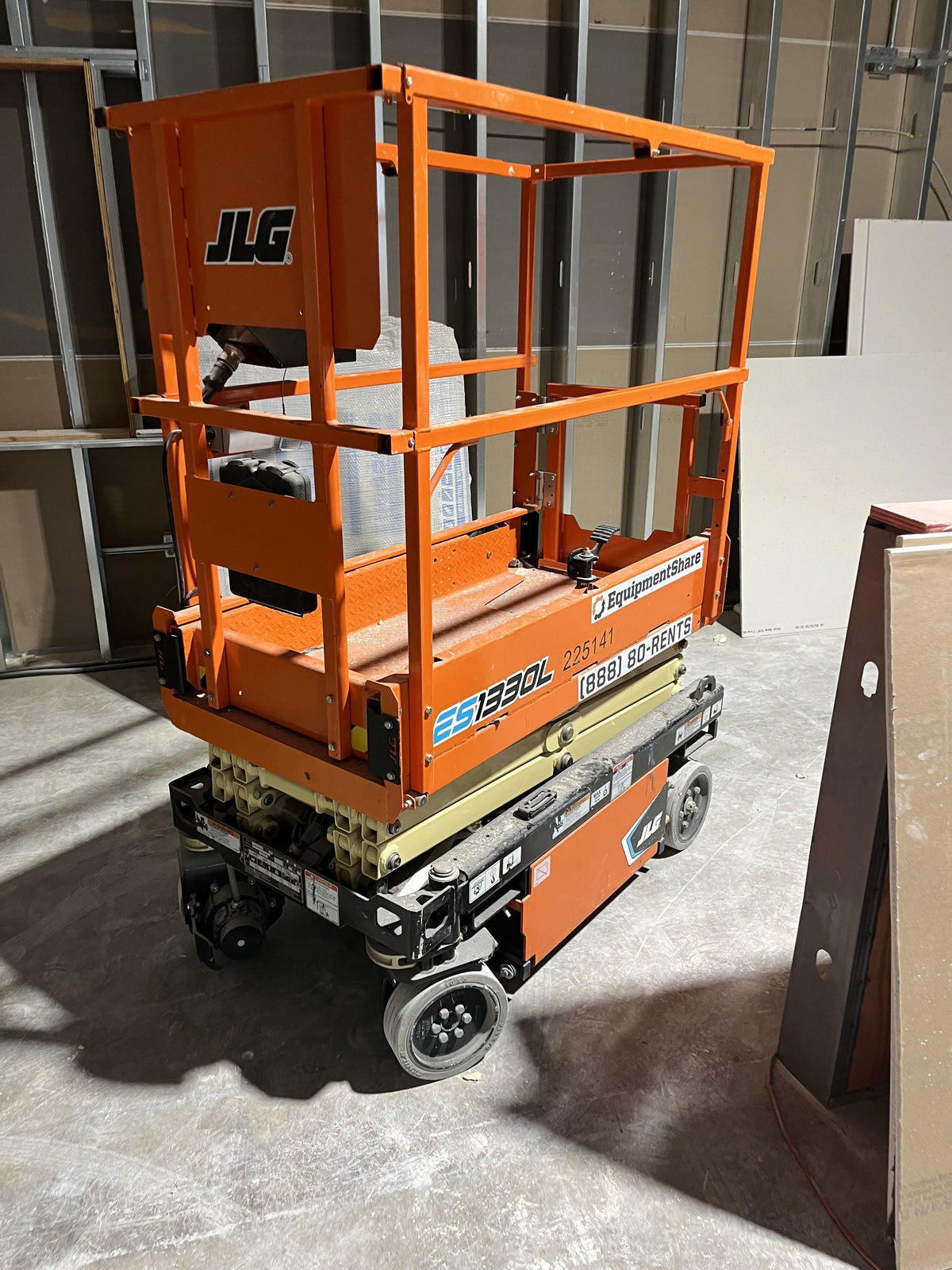 2022 JLG ES1330L