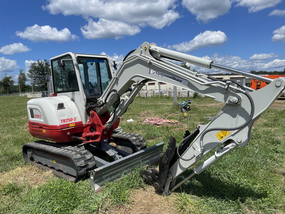 2021 TAKEUCHI TB250-2C