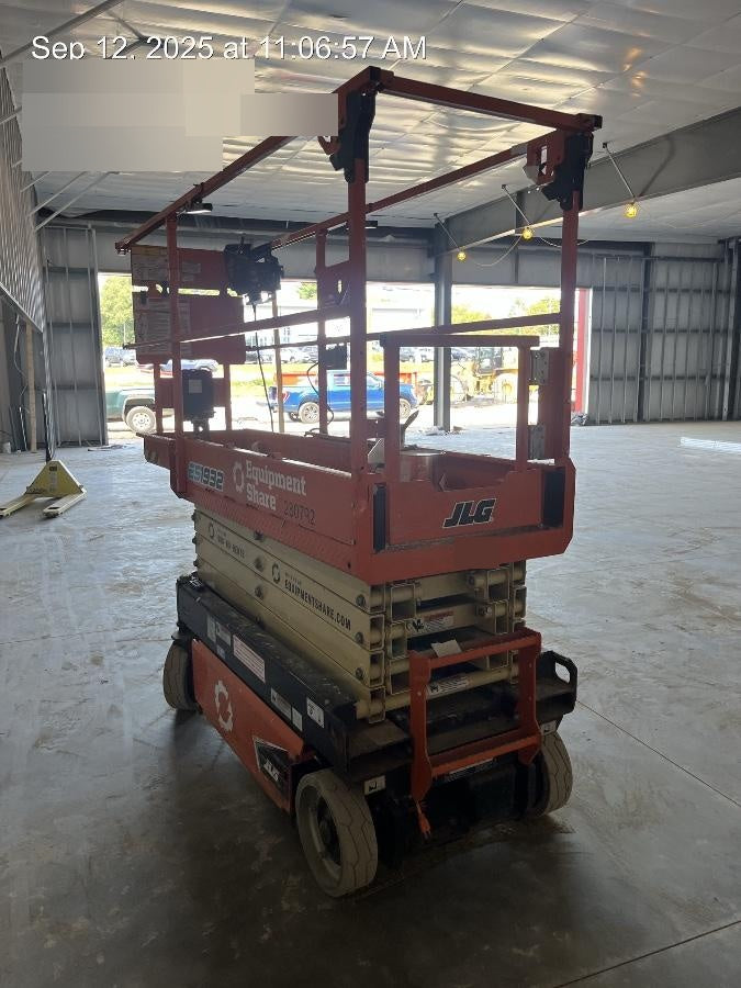 2022 JLG ES1932