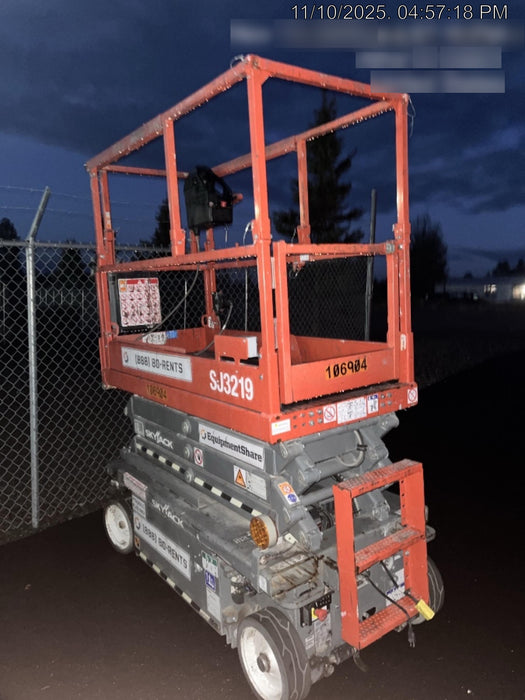 2020 Skyjack SJIII-3219 Solid NM Tires, Half height spring hinged entry gate, Dual Beacons, 800W Inverter