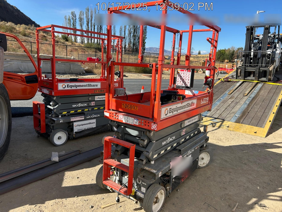 2020 Skyjack SJIII-3219 Solid NM Tires, Half height spring hinged entry gate, Dual Beacons, 800W Inverter