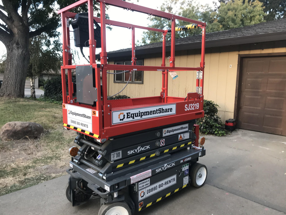 2020 Skyjack SJIII-3219 Solid NM Tires, Half height spring hinged entry gate, Dual Beacons, 800W Inverter