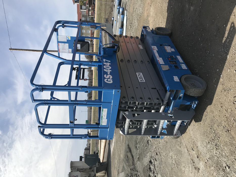 2019 Genie GS-4047 Folding rails with half height swing gate
