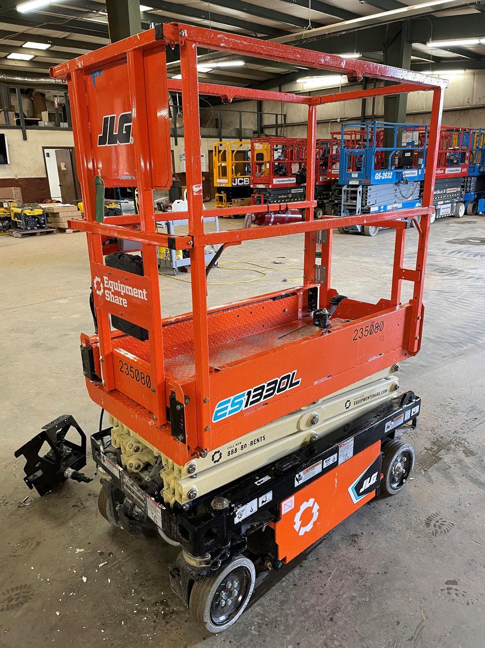 2022 JLG ES1330L