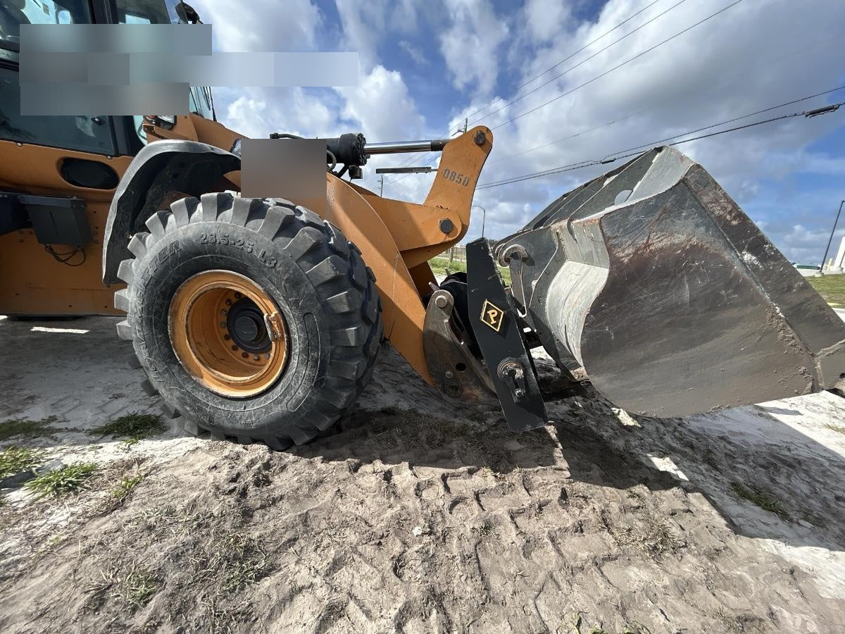 2016 Case 821F CLOSED CAB, JRB 418 STYLE HYD COUPLER