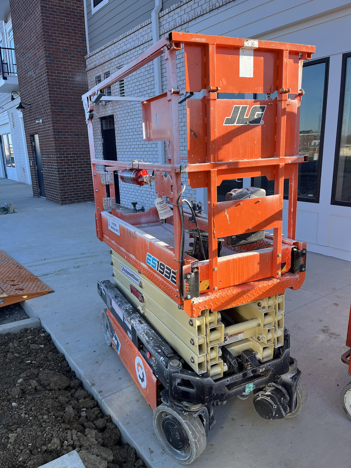2021 JLG ES1932