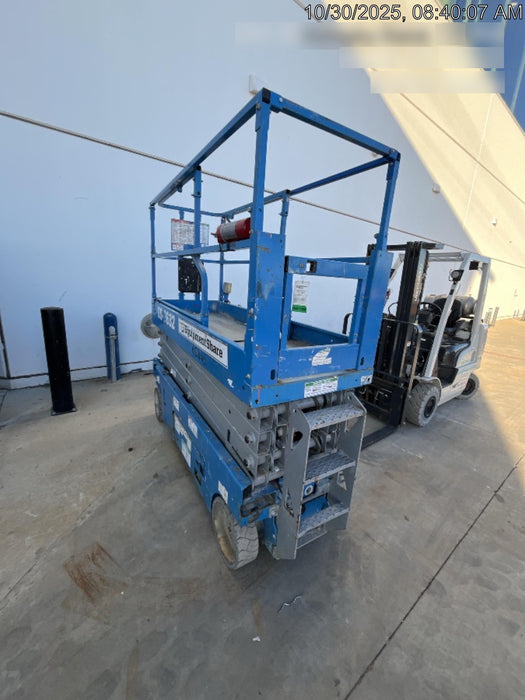 2019 Genie GS-2632 Folding rails with half height swing gate