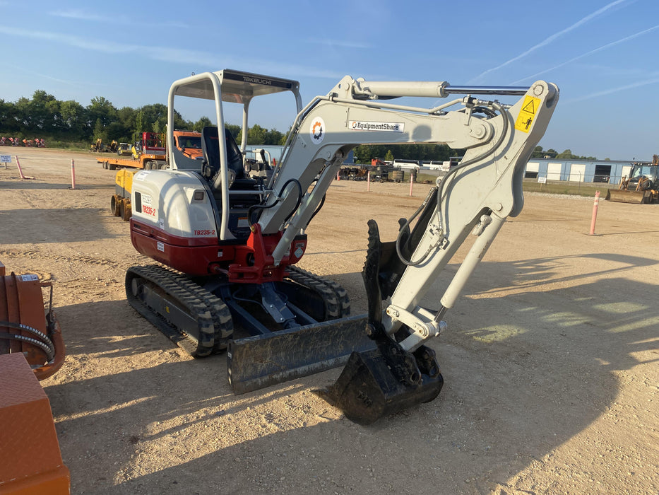 2021 TAKEUCHI TB235-2R