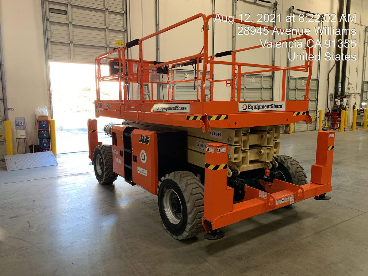 2021 JLG 330LRT