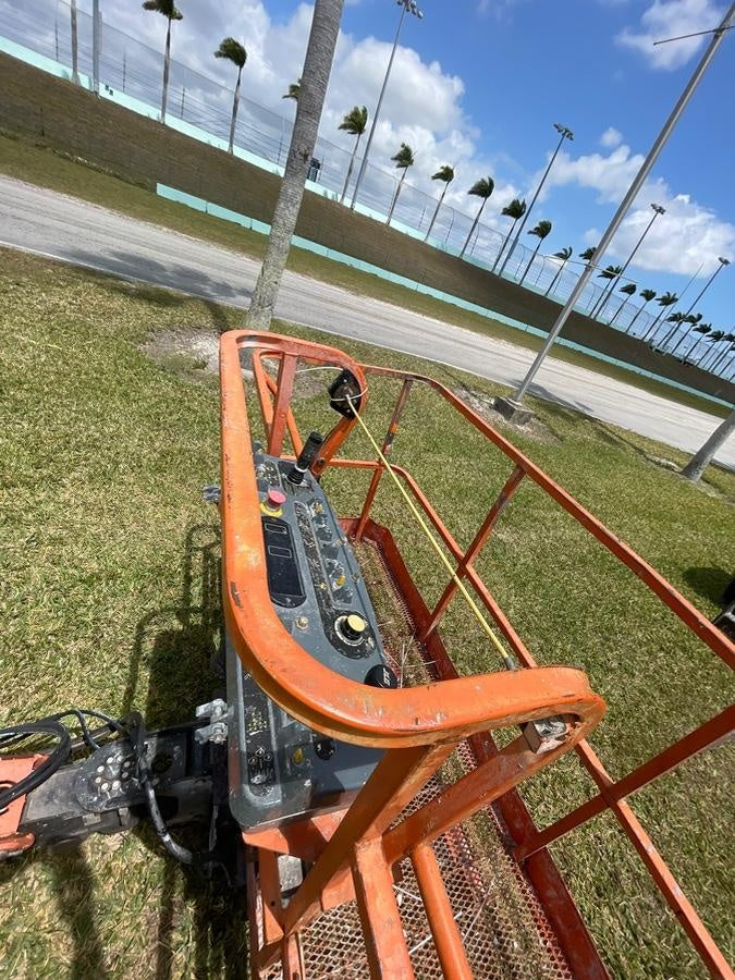 2021 JLG 400S