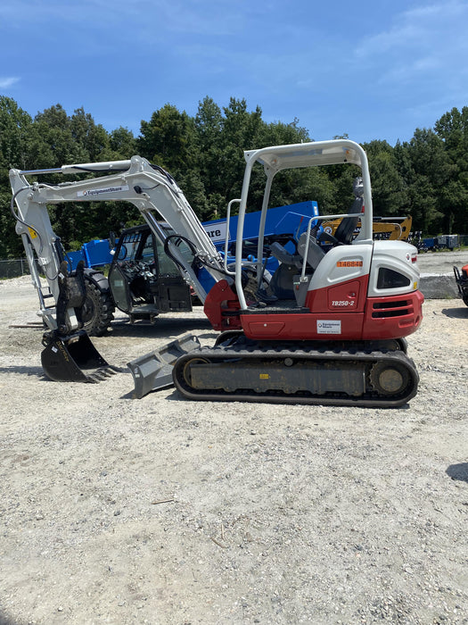 2021 TAKEUCHI TB250-2