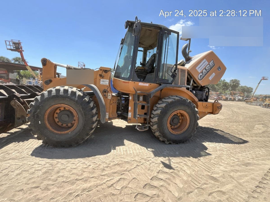 2015 Case 621F CLOSED CAB, JRB 416 STYLE HYD COUPLER