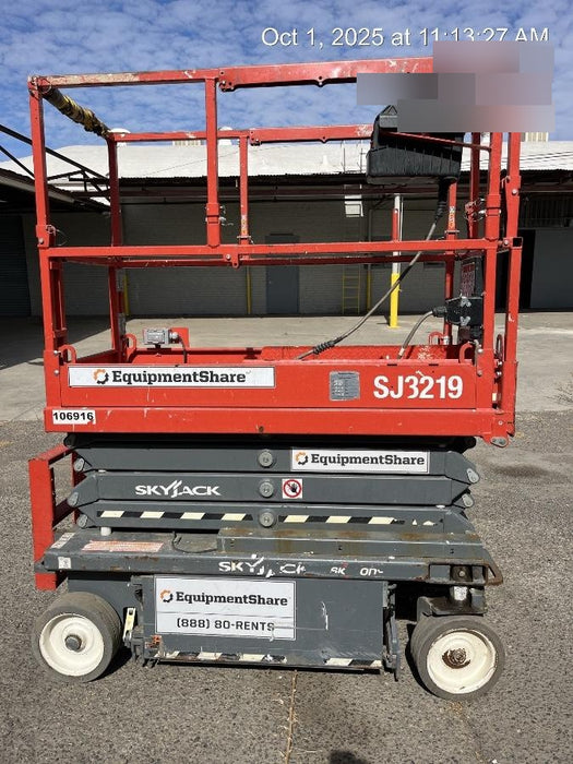2020 Skyjack SJIII-3219 Solid NM Tires, Half height spring hinged entry gate, Dual Beacons, 800W Inverter