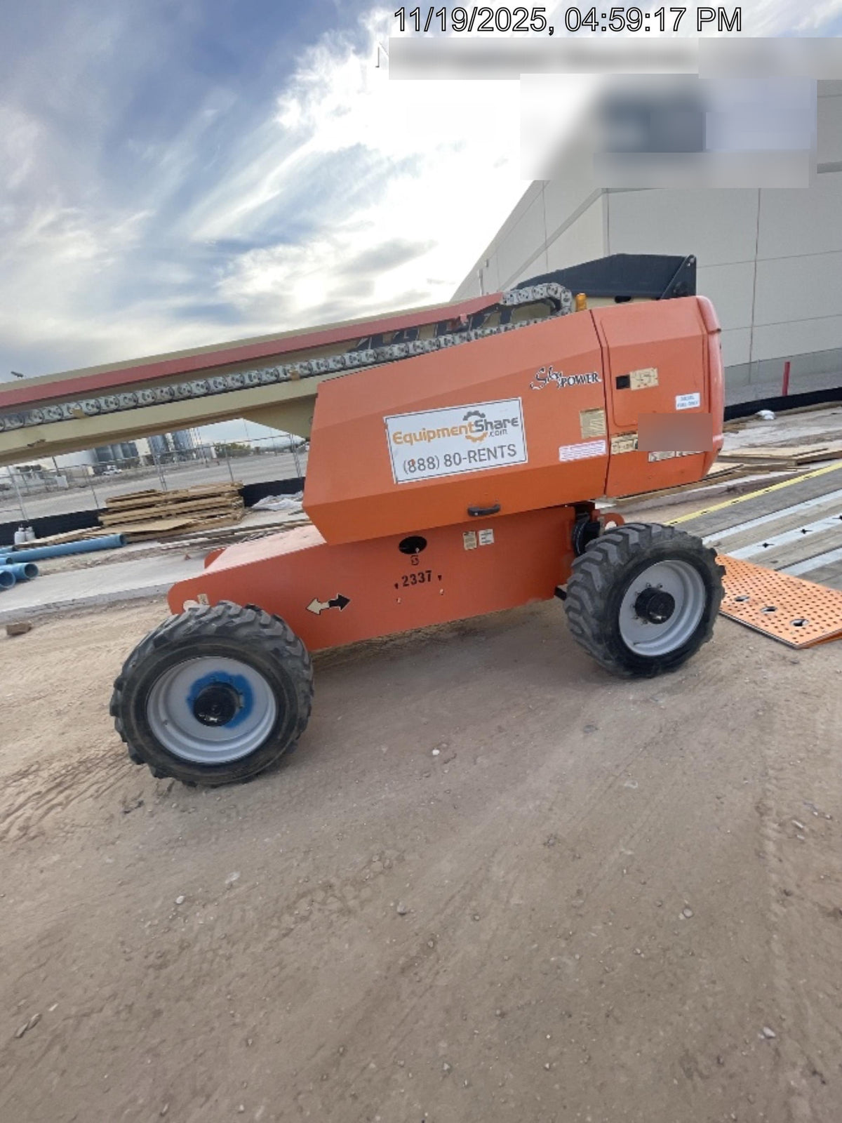 2017 JLG 660SJ