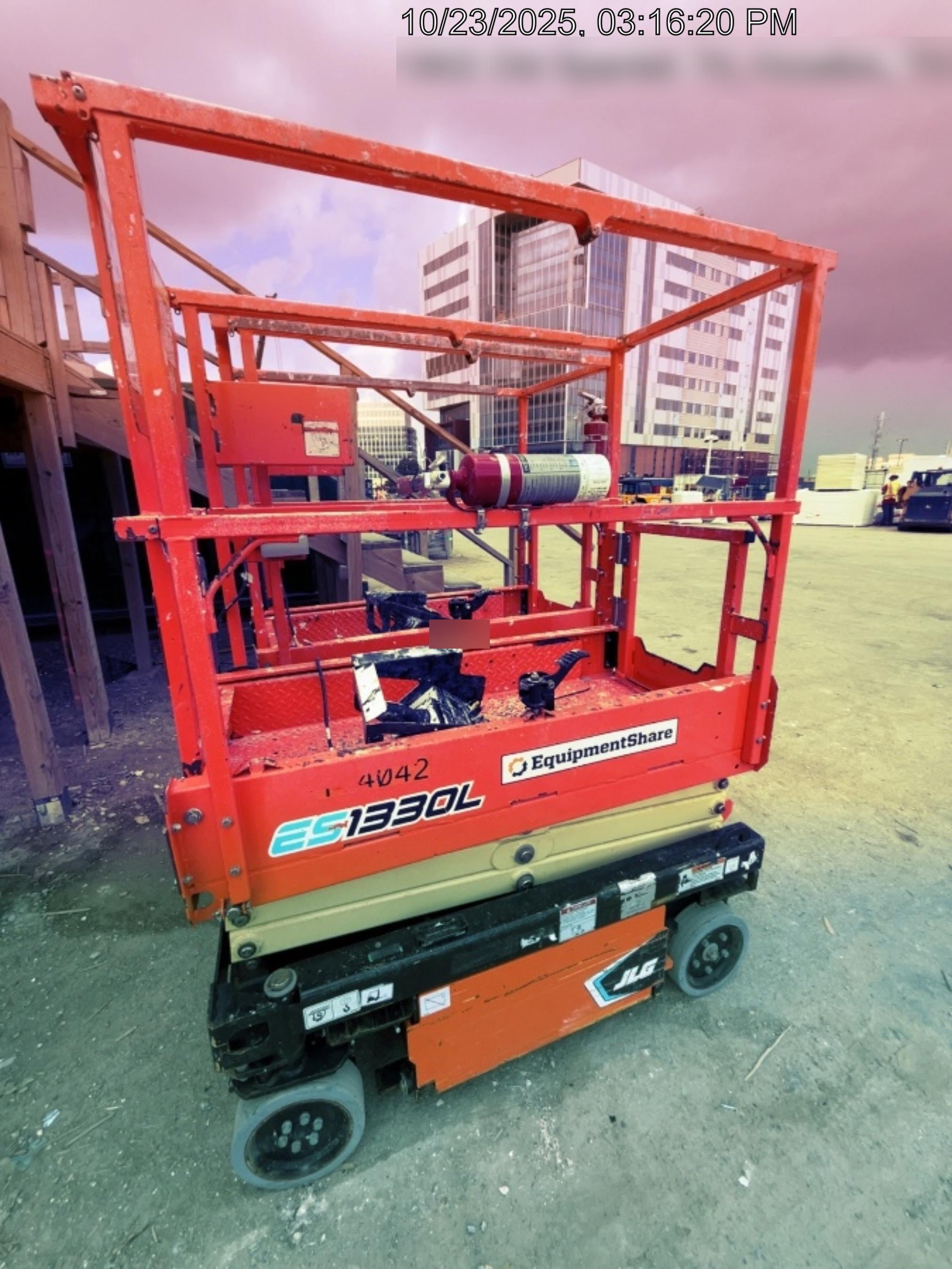 2021 JLG ES1330L