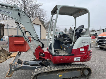 2022 TAKEUCHI TB235-2R