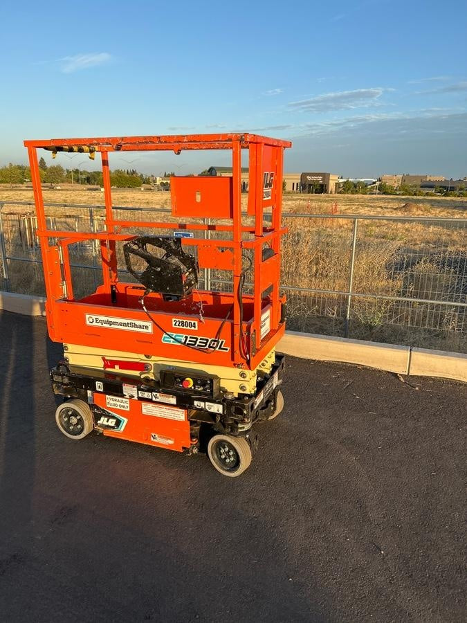 2022 JLG ES1330L