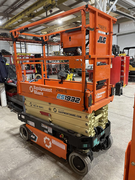 2023 JLG ES1932