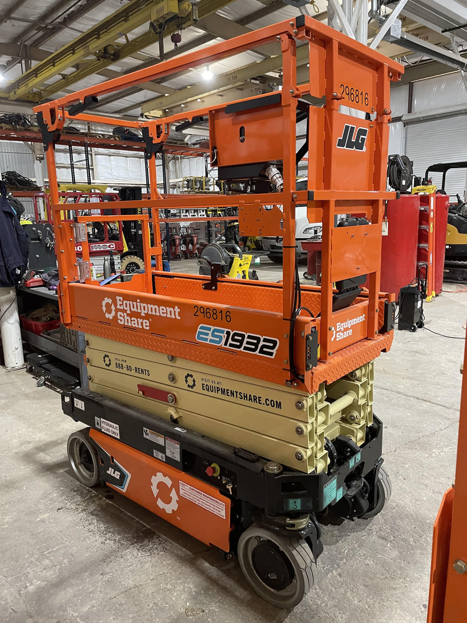 2023 JLG ES1932