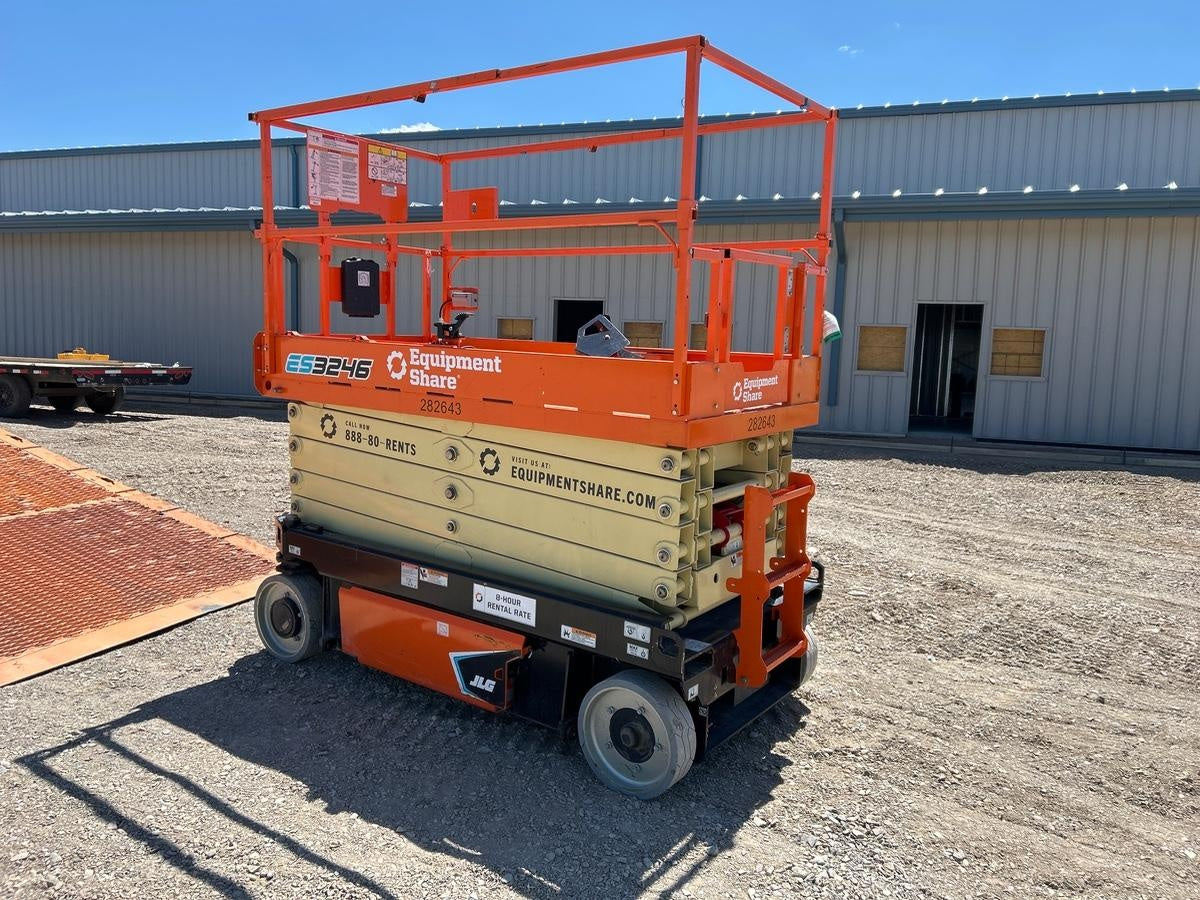 2022 JLG ES3246